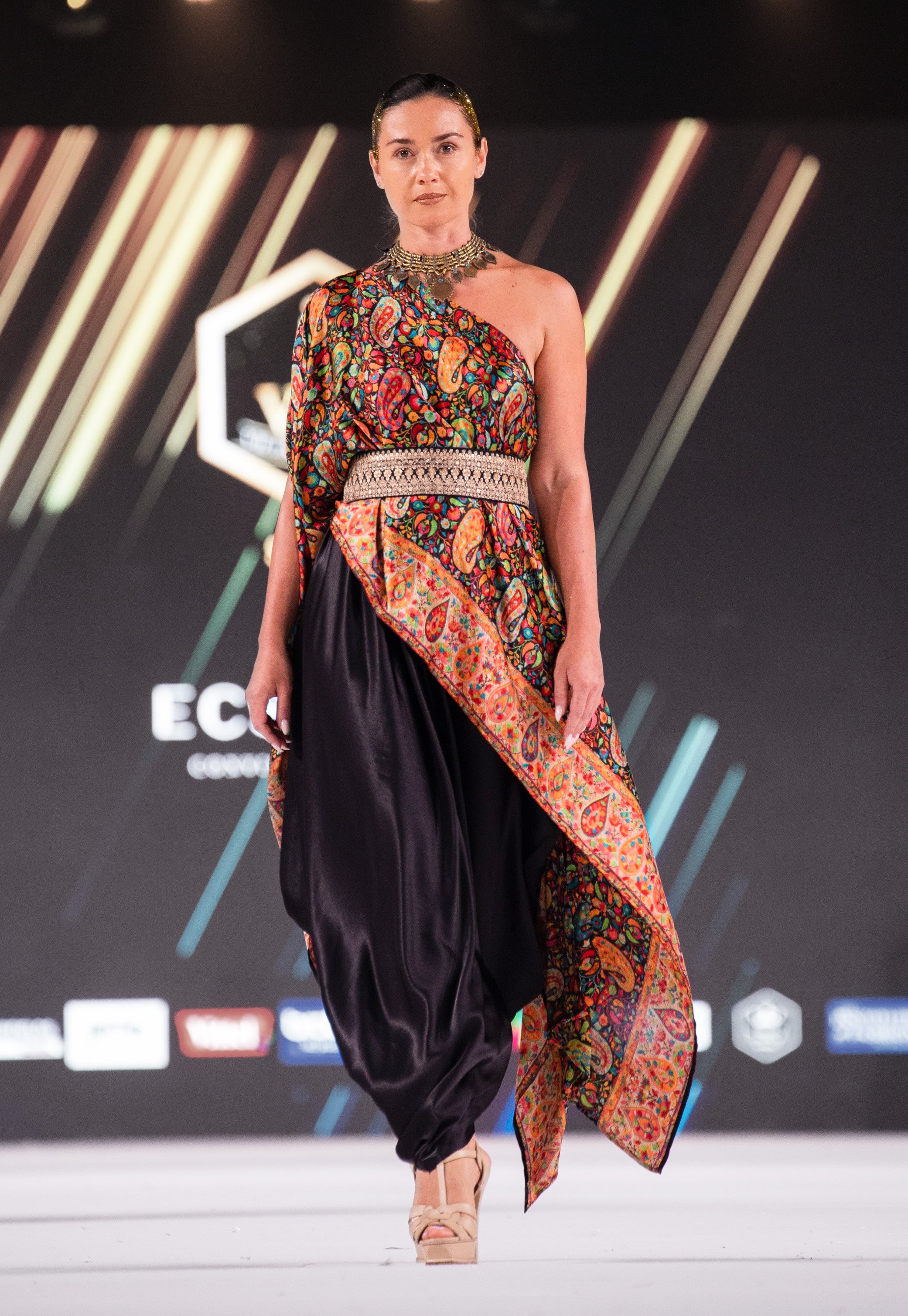 Kaani one shoulder set